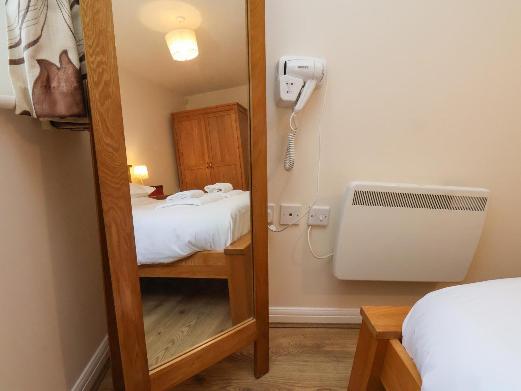 Cadliam Apartment Уитби Екстериор снимка